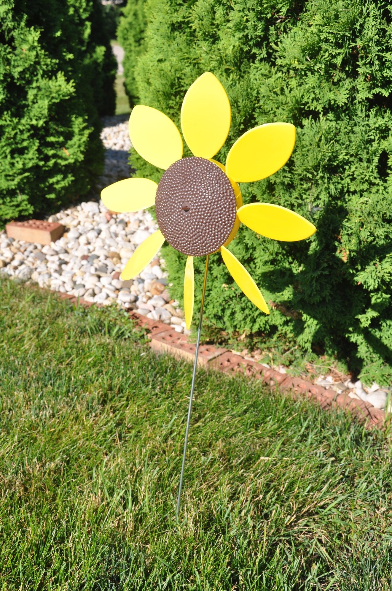 Austin Planter Classic Spinning Daisies for Patio, Lawn & Garden